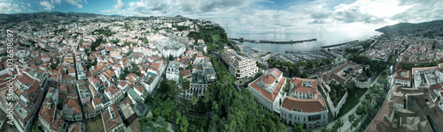 Foto Aerial panorama of Funchal city on Madeira Island showing terraced hillsides and