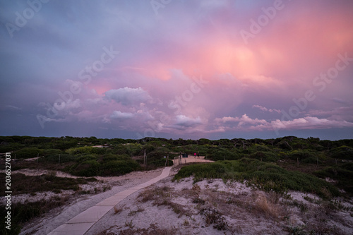 Dramatische Wolkenstimmung über Dünenlandschaft