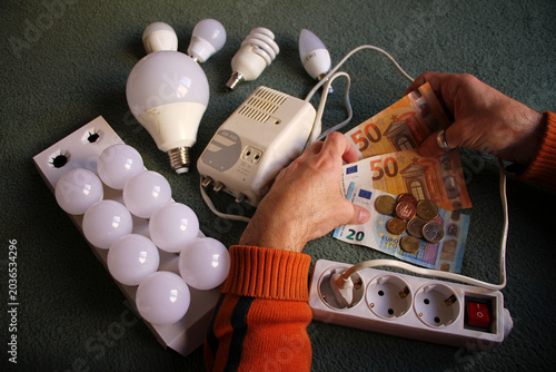 Tableau sur toile Electricidad, pobreza energética, bombilla, enchufe y dinero factura luz eléctri
