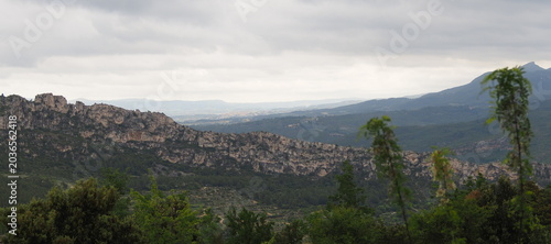 Fotografie montañas del parque natural de Poblet con murallas esculpidas por los fenómenos