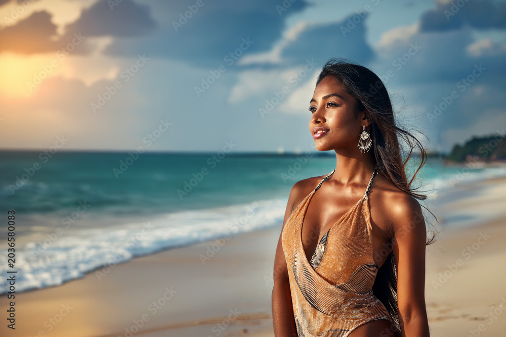 Fototapeta premium Golden hour glows on the beach