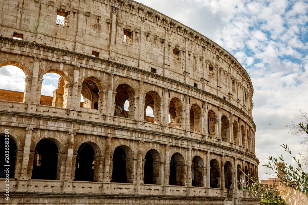 Obraz premium Majestic stone arches of the ancient Roman Colosseum