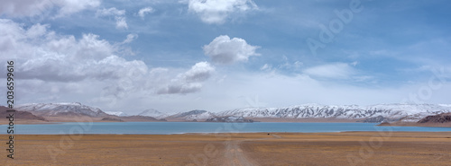 Foto lake in the mountains  Lakes and mountains in the uninhabited area of the Tibeta