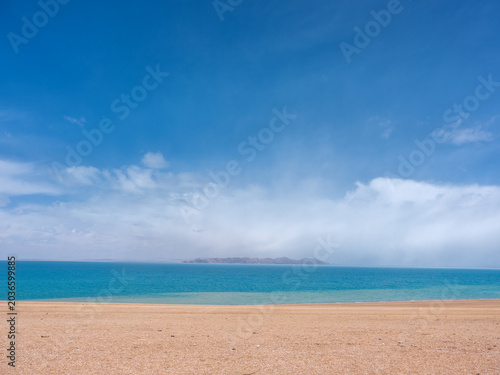 Foto tropical beach with blue sky and clouds Lakes and mountains in the uninhabited a