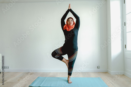 Foto Focused yoga practice indoors photo