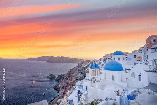 Fotografie Breathtaking Santorini sunset caldera view white village blue dome dramatic colorful sky