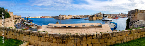 Tableau sur toile View across the Grand Harbor towards Fort St Angelo and historic fortifications