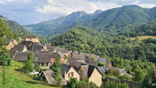 Tableau sur toile Le pittoresque village pyrénéen d'Ayet, avec la vallée de Bethmale en arrière-pl