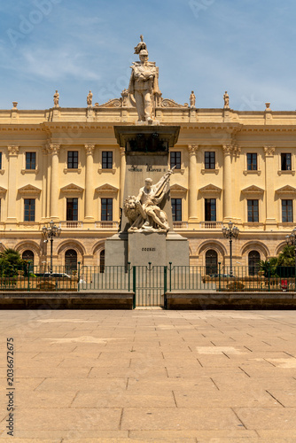 Bilde på lerret Monument to King Victor Emmanuel II in front of the historic Palazzo della Provi