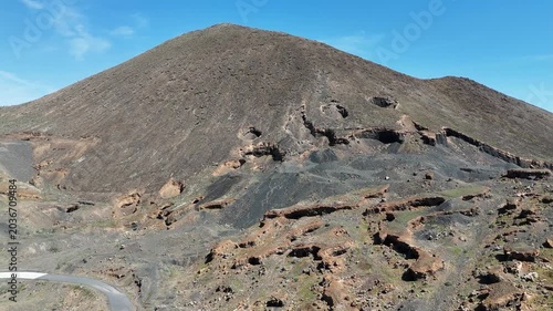 survol de paysages volcaniques et désertiques à Fuerteventura aux canaries