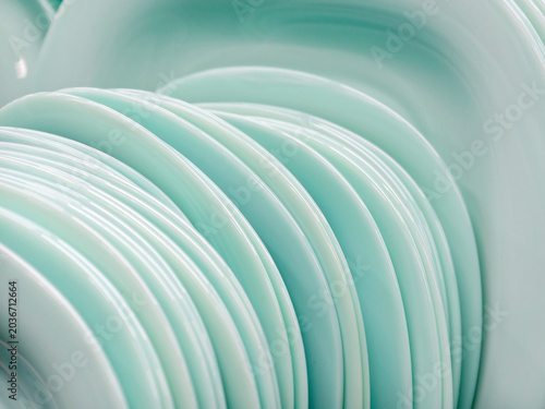 Foto Beautiful light blue plates displayed on shelves, close up of tableware for home