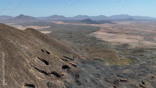 survol de paysages volcaniques et désertiques à Fuerteventura aux canaries