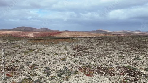 survol de paysages volcaniques et désertiques à Fuerteventura aux canaries