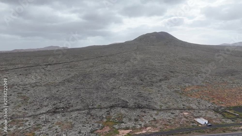 survol de paysages volcaniques et désertiques à Fuerteventura aux canaries