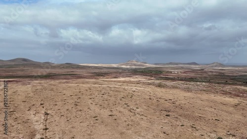 survol de paysages volcaniques et désertiques à Fuerteventura aux canaries