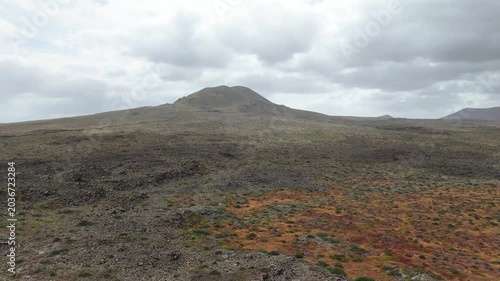 survol de paysages volcaniques et désertiques à Fuerteventura aux canaries
