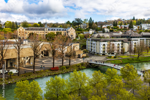 Fotografi Gave de Pau river at the foot of the Sanctuary of Our Lady of Lourdes with the f