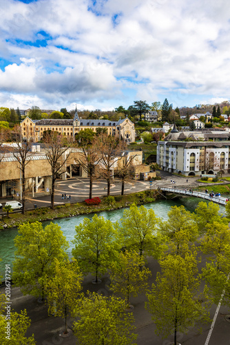 Foto Gave de Pau river at the foot of the Sanctuary of Our Lady of Lourdes with the f