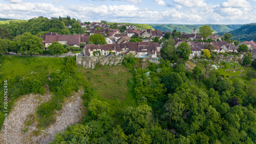 Obraz premium Summer vacation and wanderlust concept with a sweeping aerial view of a French hilltop town