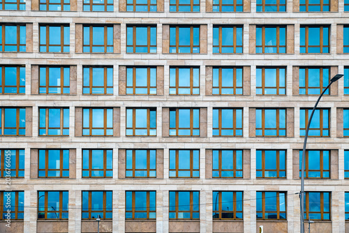 Konstfotografi A straight-on, flat lay style architectural photograph of a large building facade made of light beige stone tiles