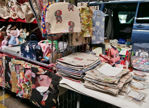 Stoff-Verkauf auf dem Markt von Dorchester Südengland
