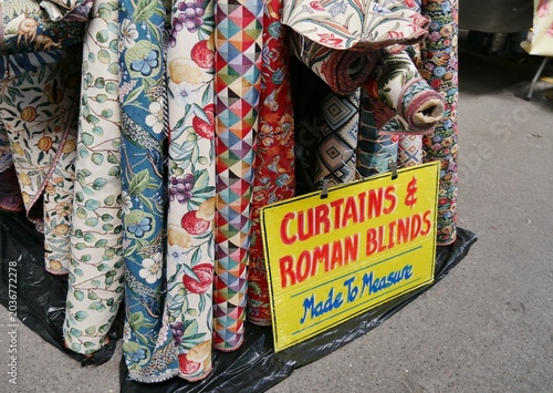 Stoff-Verkauf auf dem Markt von Dorchester Südengland
