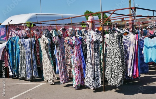 Textilienverkauf auf dem Markt von Dorchester
