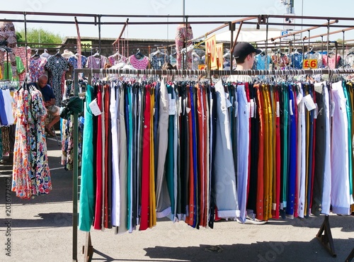 Textilienverkauf auf dem Markt von Dorchester