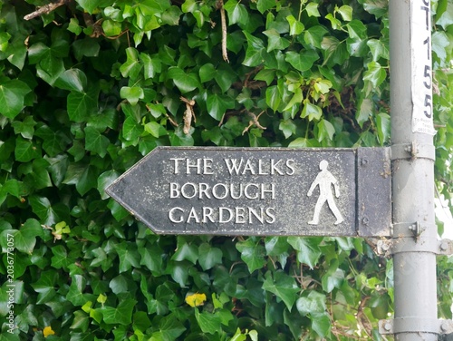 Schild mit Wegpfeil zu den Borough-Gardens