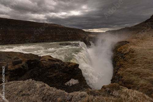 Schilderij op canvas La puissante cascade de Gullfoss se jette dans un profond canyon rocheux