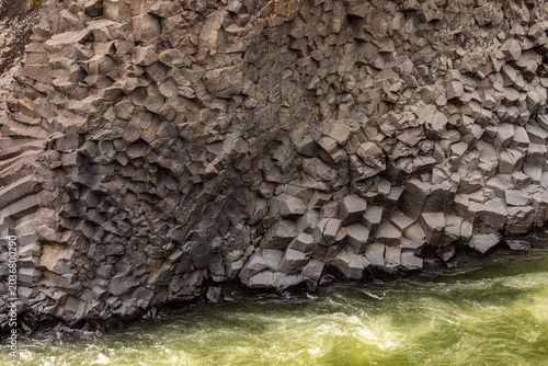 Fotografie Canyon basaltique spectaculaire avec rivière entre des falaises volcaniques