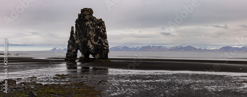 Arche rocheuse basaltique isolée sur une plage de sable noir au paysage nordique en Islande. Hvítserkur

