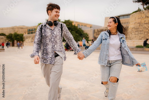 Cuadro en lienzo Couple of caucasian tourists having fun