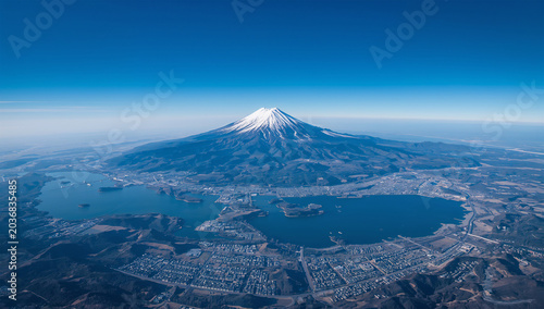 Obraz na płótnie 空から湖と山並みを見渡し富士山を望む壮大な冬景色