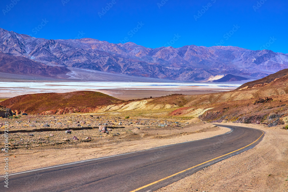 Fototapeta premium Winding Road Through Artist Palette Hills and Mountains in Death Valley California