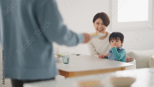 4人家族の食卓風景
