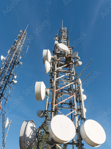 Grandes torres de telecomunicaciones con el azul del cielo de fondo