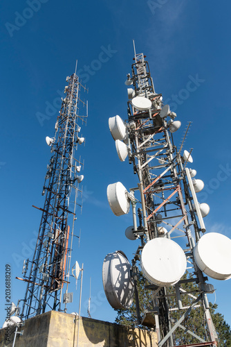 Grandes torres de telecomunicaciones con el azul del cielo de fondo