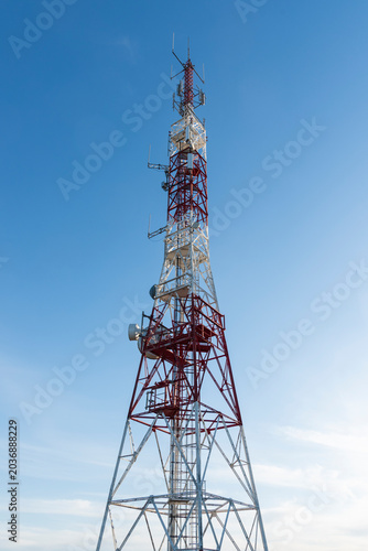 Grandes torres de telecomunicaciones con el azul del cielo de fondo