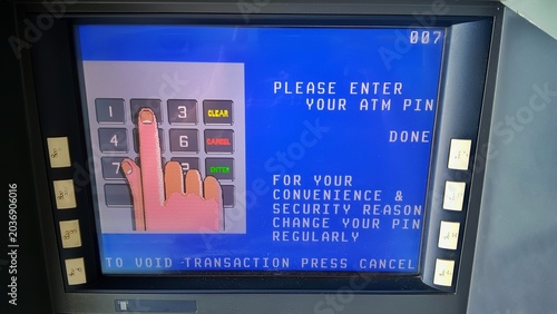 Quadro su tela ATM display showing PIN entry instructions beside a keypad illustration, framed by side selection buttons and dark gray casing with blue digital screen interface inside bank kiosk