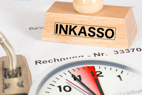 Stempel Inkasso, Mahnung und eine Uhr 5 vor 12 als Symbol für den Zeitdruck und Streß wegen unbezahlter Rechnungen
