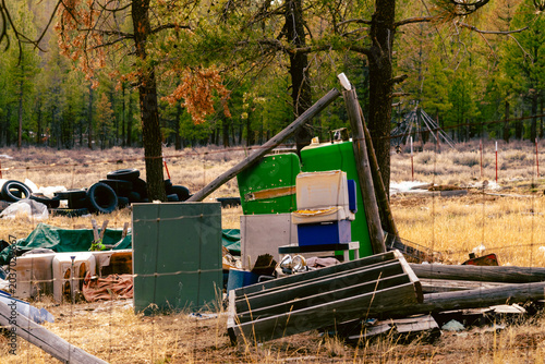 Foto Old tires, a refrigerator, and some unrecognizable junk decorate an abandoned property in Klamath County, Oregon