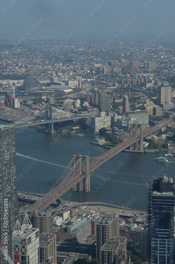 Obraz premium Elevated View Of Brooklyn Bridge During Sunrise Showcasing Heritage And Urban Serenity new york