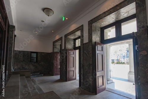 Canvastavla 重厚な木製扉と大理石を捉えた歴史建築のエントランス内部写真
