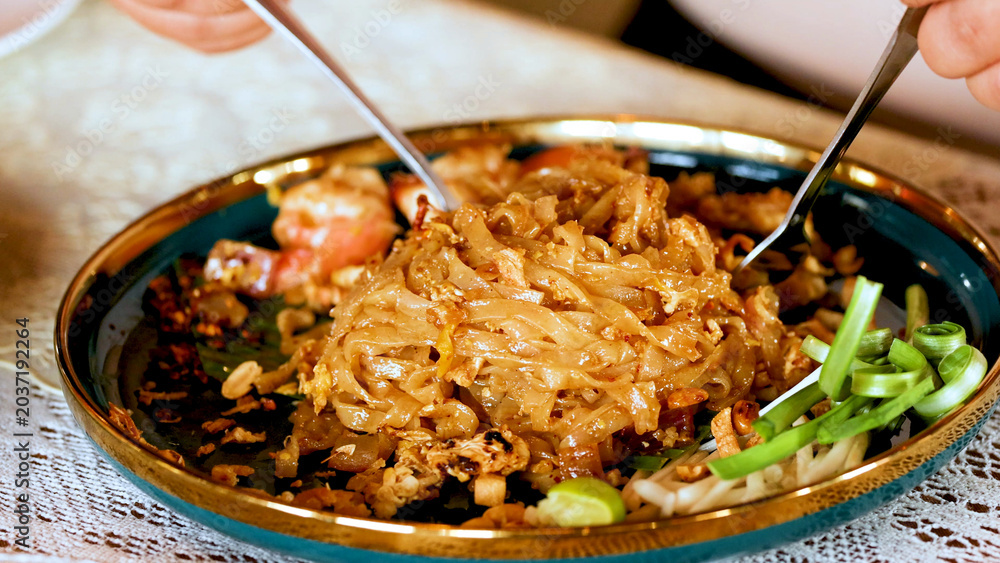 Obraz premium Close Up of Authentic Shrimp Pad Thai Served on a Plate