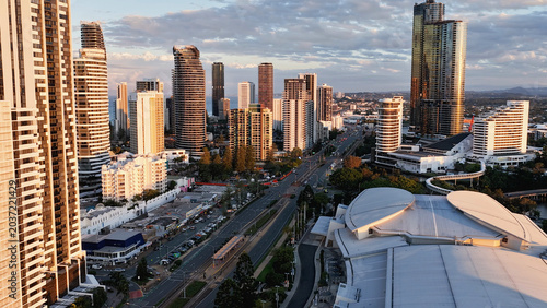 Fotografía Aerial View of Gold Coast Skyscrapers and Highway at Sunset