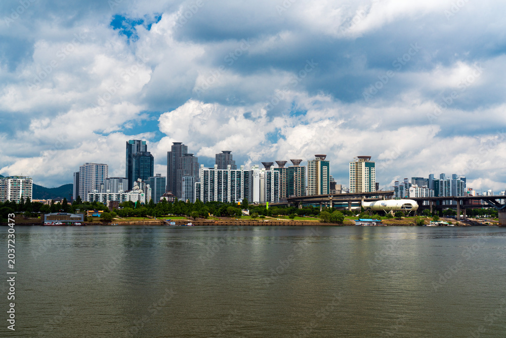 Obraz premium 한강변 산책길에서 보이는 성동지역-강남구, 서울, 대한민국