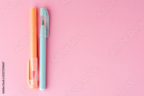 Foto set of two pens on a pink background