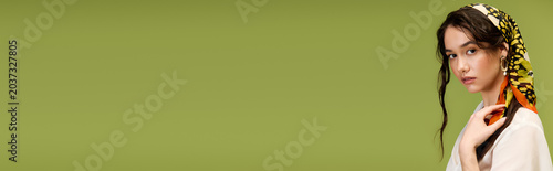 Canvas-taulu Beautiful young woman enjoying the sunny summer vibes with stylish flair and a c