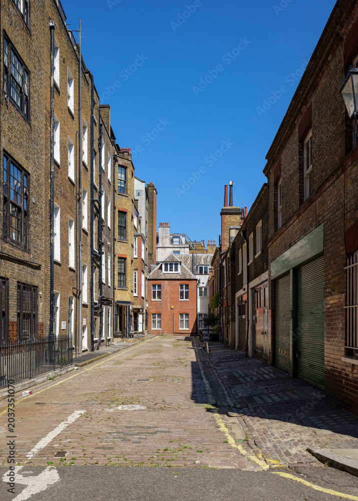 Obraz premium London - 07 10 2022: Mansfield Mews narrow historic brick alley